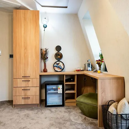 Отель Aurora Hills 2*