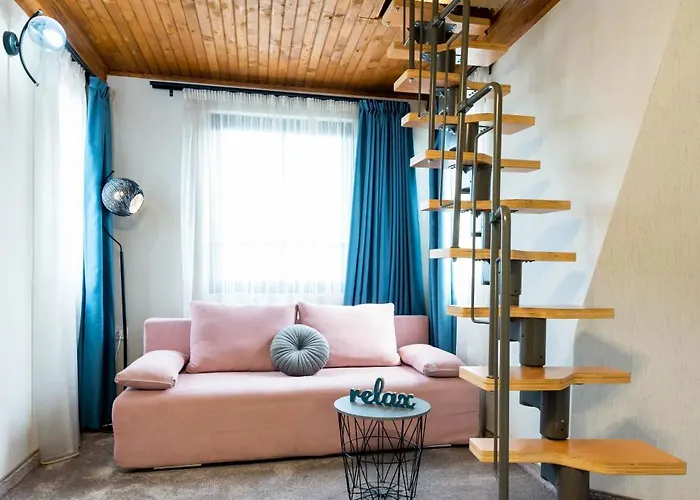 Aurora Hills 酒店 2*