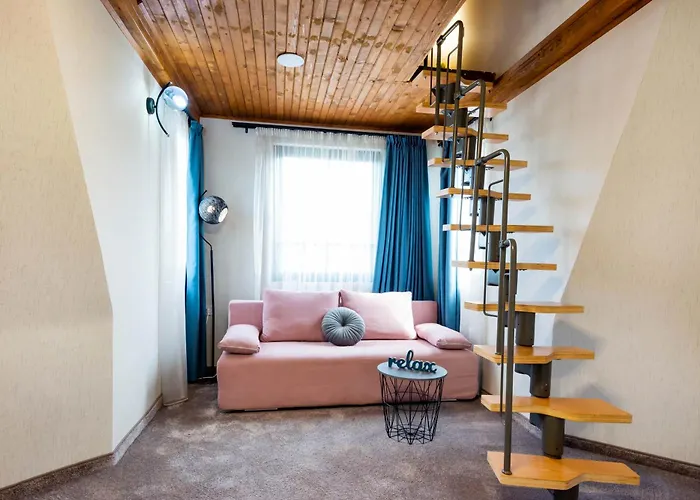 Aurora Hills 酒店 2*