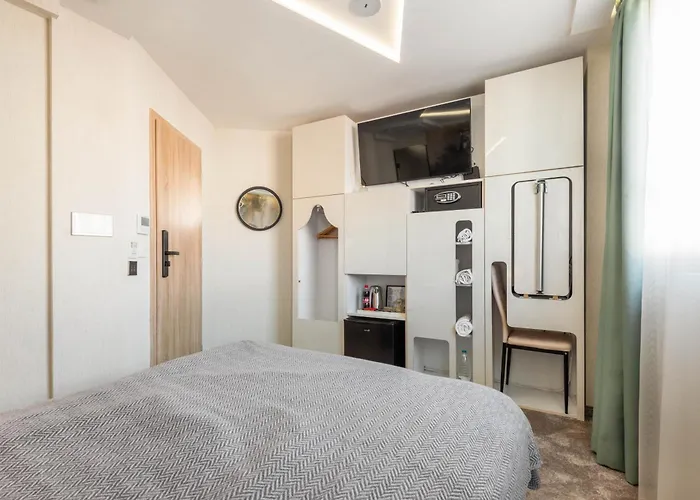 Aurora Hills 酒店 2*