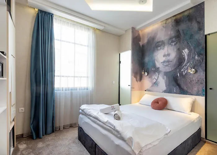 Aurora Hills 酒店 2*