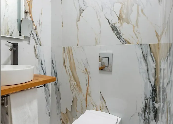 Aurora Hills 酒店 2*